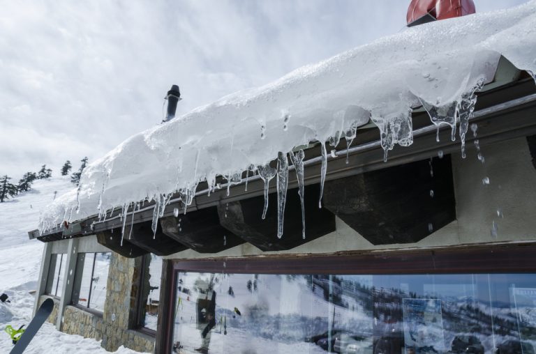 Roof,Ice,In,The,Winter,,Vasilitsa,Ski,Center,,Greece